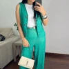 Boutique Dona Ana - Conjunto Freitas Verde em Crepe de Malha – Blusa Estruturada com Botões e Calça Flare
