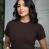 Boutique Dona Ana - T-Shirt Liz Marrom Cardamom Dark Feminina em Ribana Canelada – Ajuste Perfeito e Elegância Atemporal