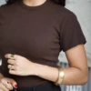 Boutique Dona Ana - T-Shirt Liz Marrom Cardamom Dark Feminina em Ribana Canelada – Ajuste Perfeito e Elegância Atemporal