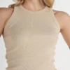 Boutique Dona Ana - Regata Ribana Canelada Bege Areia Feminina em Algodão Premium – Conforto e Versatilidade