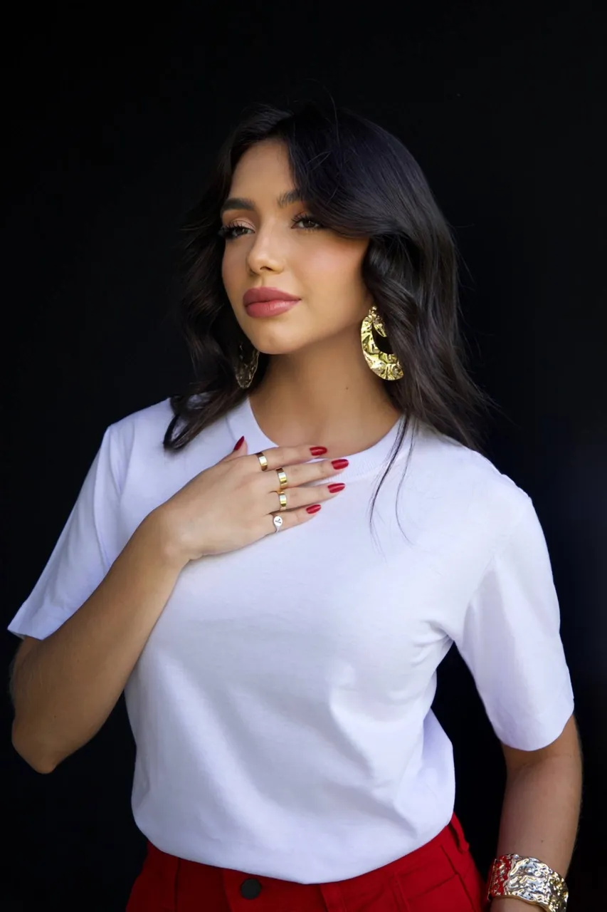 Boutique Dona Ana – T-Shirt Lisa Branca Feminina em Algodão Premium – Básica, Atemporal e Confortável Boutique Dona Ana - T-Shirt Lisa Branca Feminina em Algodão Premium – Básica, Atemporal e Confortável