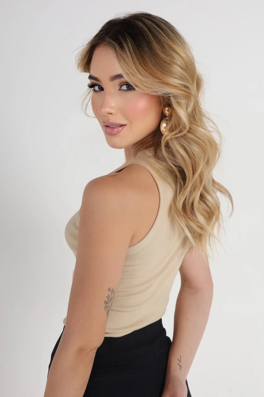 Boutique Dona Ana – Regata Ribana Canelada Bege Areia Feminina em Algodão Premium – Conforto e Versatilidade Boutique Dona Ana - Regata Ribana Canelada Bege Areia Feminina em Algodão Premium – Conforto e Versatilidade