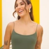 Boutique Dona Ana - Regata Manu Verde Pantano em Suplex Santa Constância – Moderna, Natural e Sofisticada