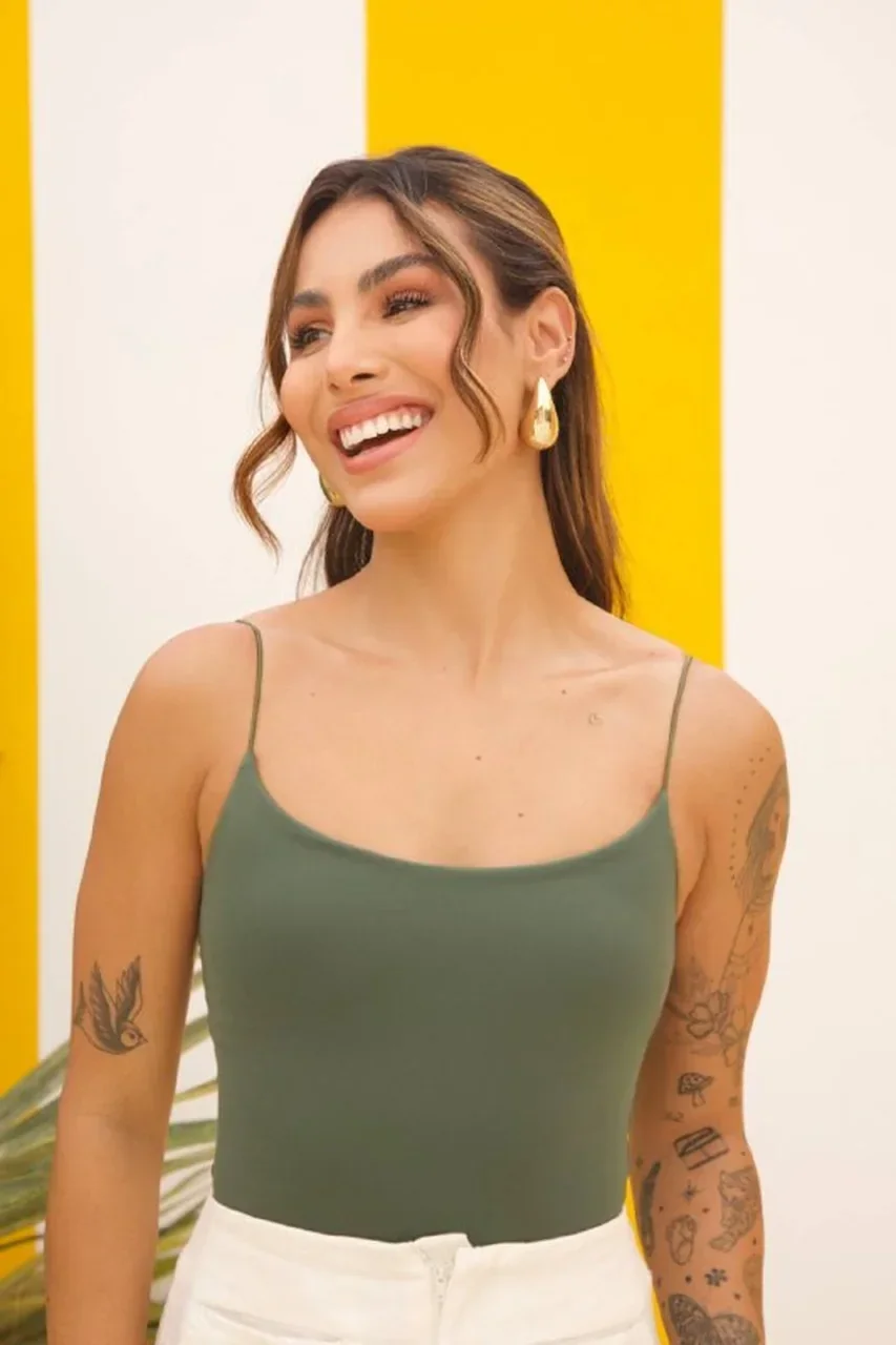 Boutique Dona Ana – Regata Manu Verde Pantano em Suplex Santa Constância – Moderna, Natural e Sofisticada Boutique Dona Ana - Regata Manu Verde Pantano em Suplex Santa Constância – Moderna, Natural e Sofisticada