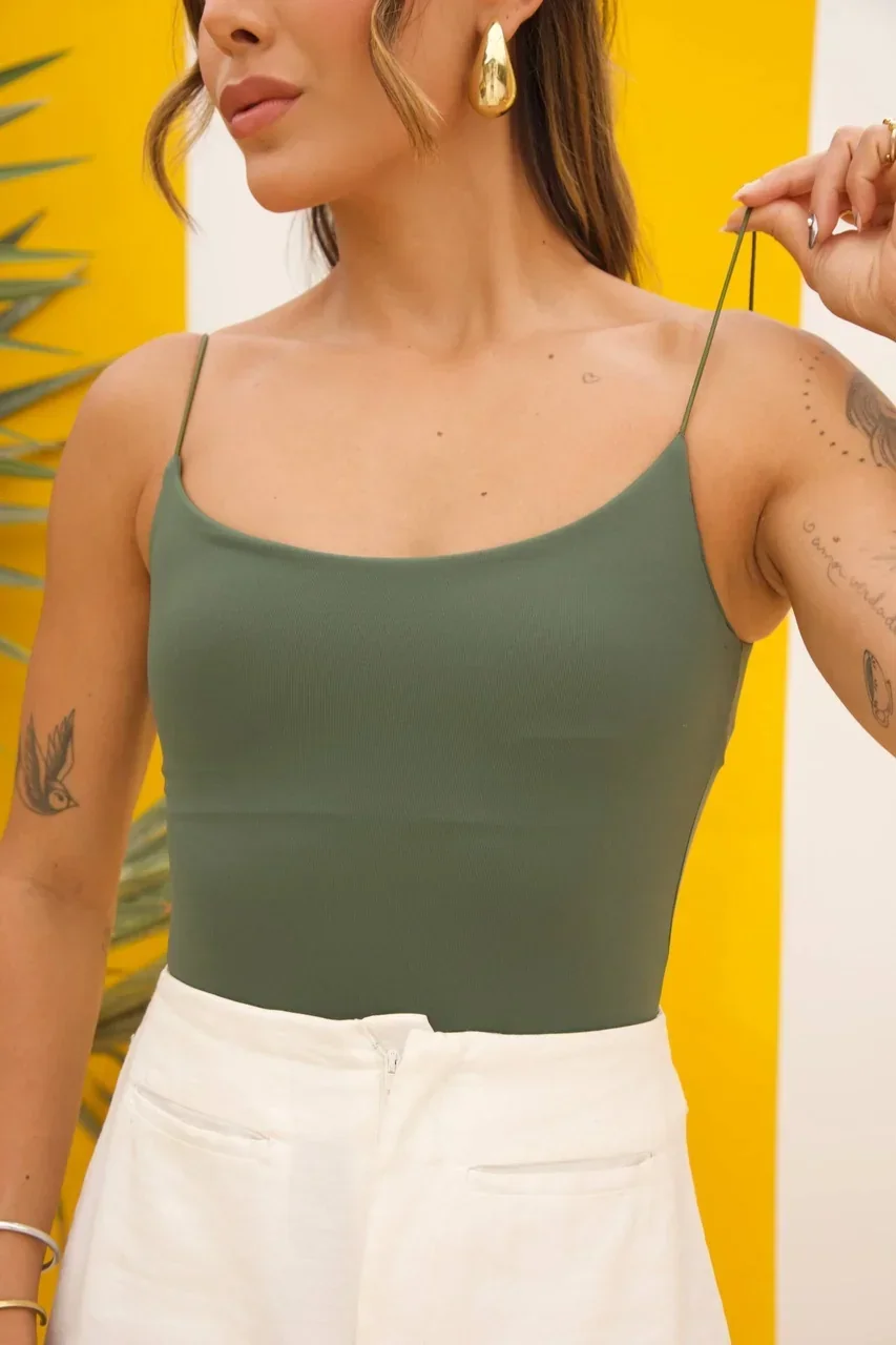 Boutique Dona Ana – Regata Manu Verde Pantano em Suplex Santa Constância – Moderna, Natural e Sofisticada Boutique Dona Ana - Regata Manu Verde Pantano em Suplex Santa Constância – Moderna, Natural e Sofisticada