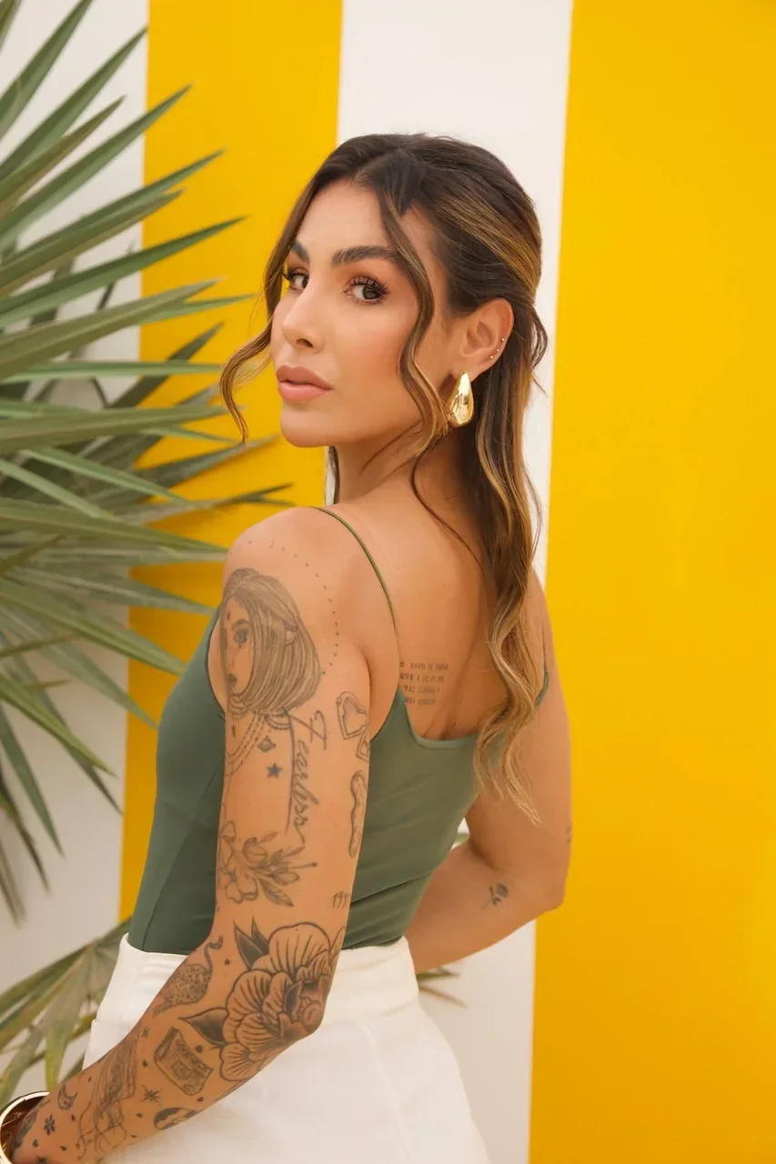 Boutique Dona Ana – Regata Manu Verde Pantano em Suplex Santa Constância – Moderna, Natural e Sofisticada Boutique Dona Ana - Regata Manu Verde Pantano em Suplex Santa Constância – Moderna, Natural e Sofisticada