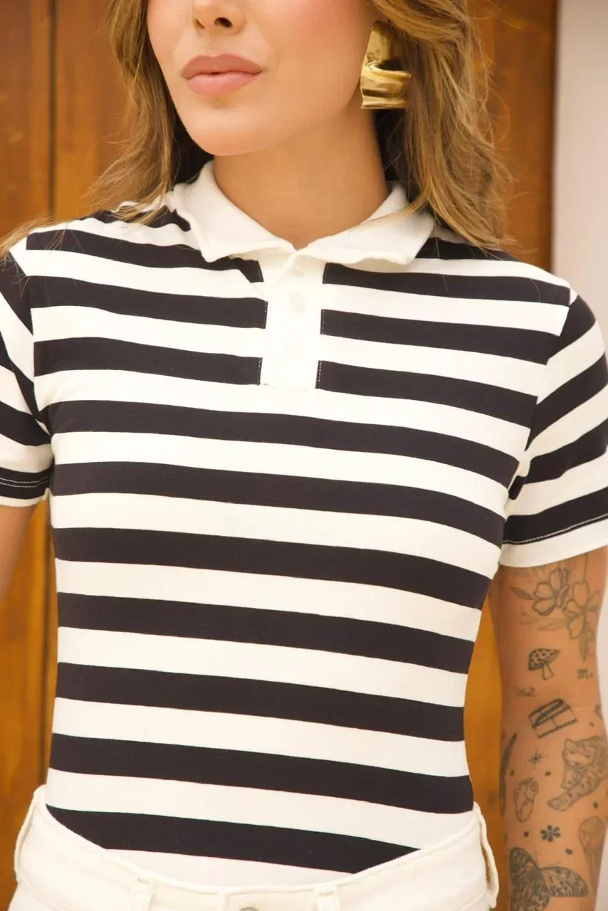 Boutique Dona Ana – T-Shirt Gola Polo Listrada Preta Feminina em Algodão – Moderna, Elegante e Versátil Boutique Dona Ana - T-Shirt Gola Polo Listrada Preta Feminina em Algodão – Moderna, Elegante e Versátil