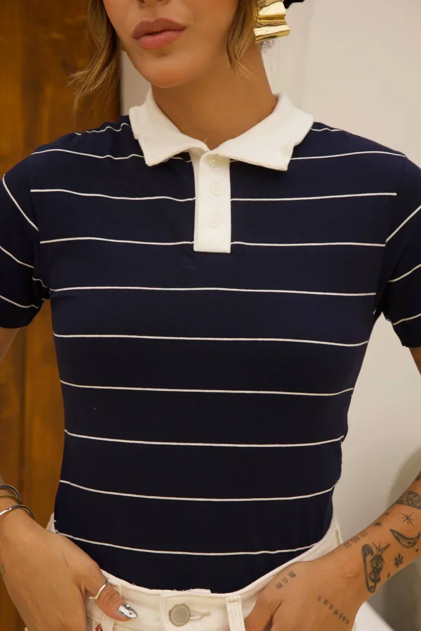 Boutique Dona Ana – T-Shirt Gola Polo Risca de Giz Azul Dark Feminina em Algodão – Elegância Moderna e Conforto Premium Boutique Dona Ana - T-Shirt Gola Polo Risca de Giz Azul Dark Feminina em Algodão – Elegância Moderna e Conforto Premium