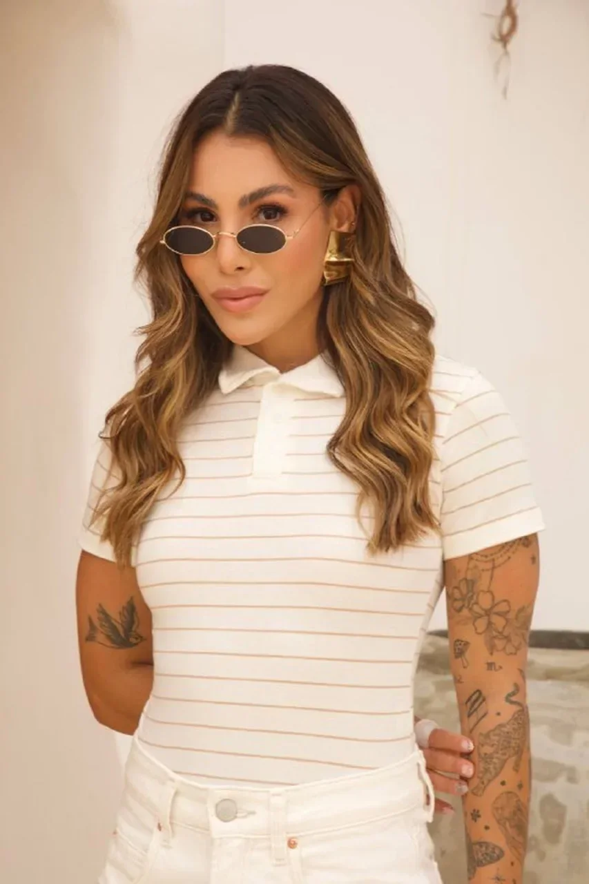 Boutique Dona Ana - T-Shirt Gola Polo Risca de Giz Bege Bay Sands Feminina em Algodão