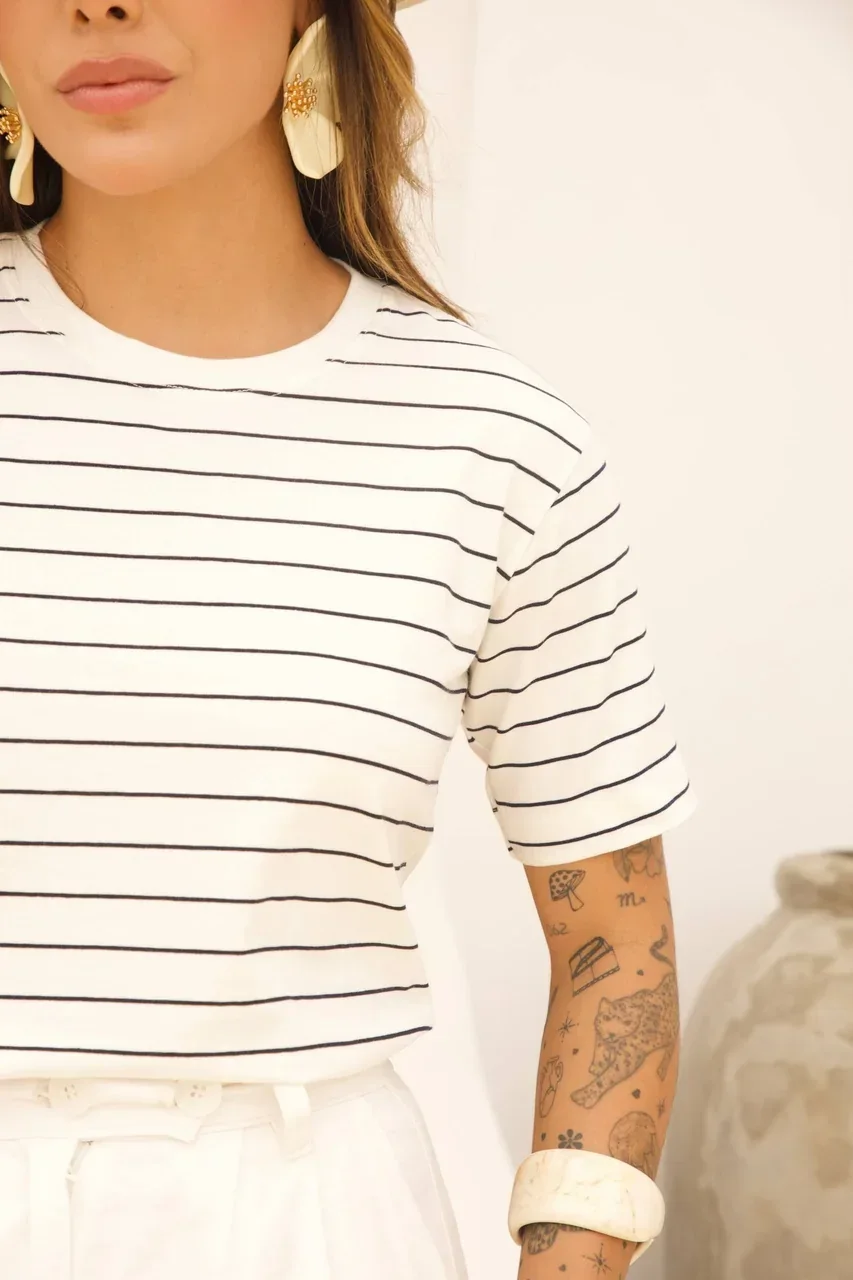 Boutique Dona Ana - T-Shirt Listra de Giz Azul Dark Feminina em Algodão com Elastano – Moderna, Confortável e Atempora
