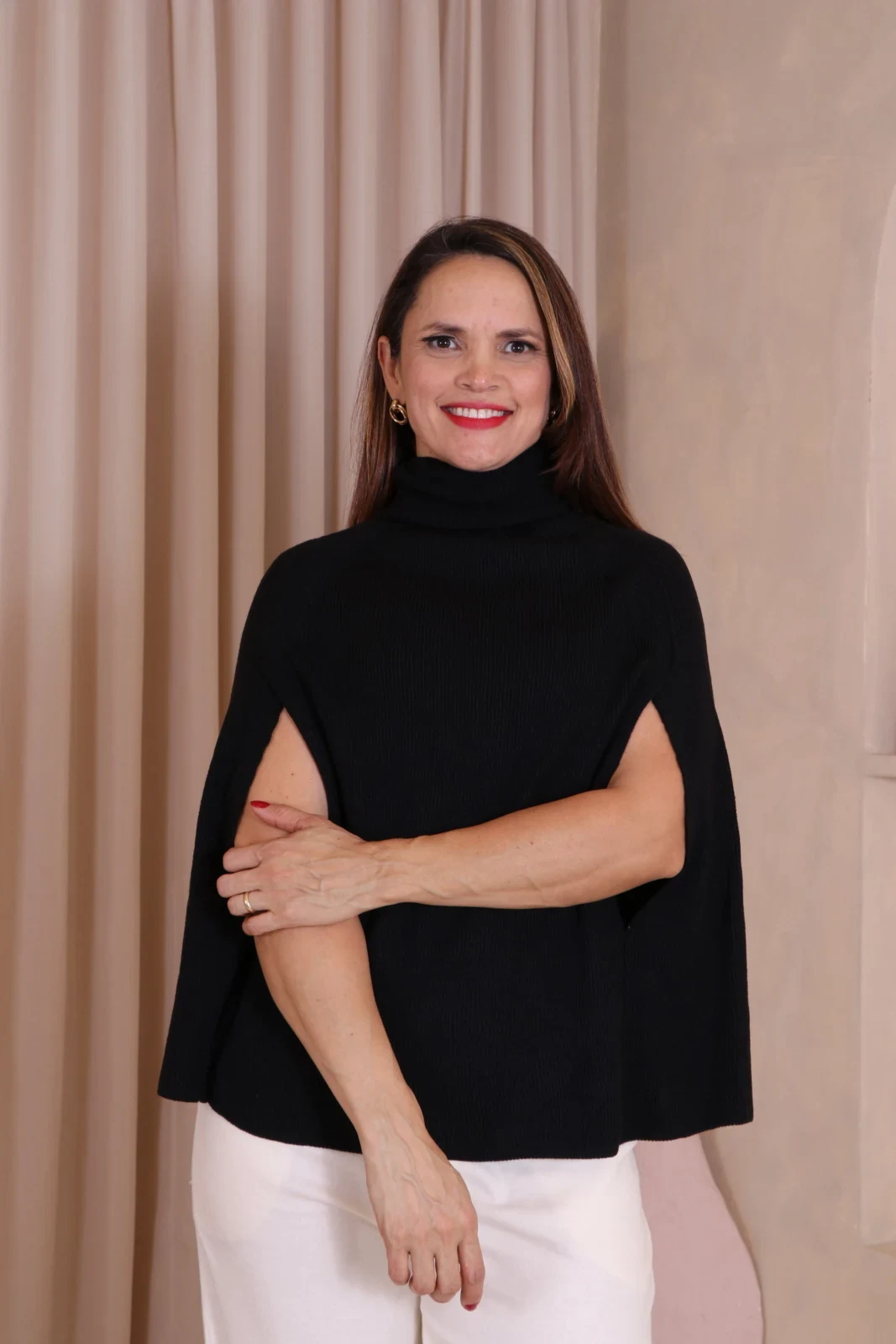 Boutique Dona Ana - Capa Lucerna Feminina em Modal Preto, Elegante, Sofisticada e Atemporal