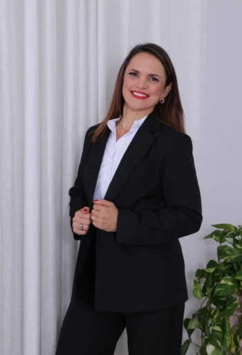 Boutique Dona Ana - Blazer Feminino Acinturado Preto em Alfaiataria – Elegância Clássica e Caimento Sofisticado