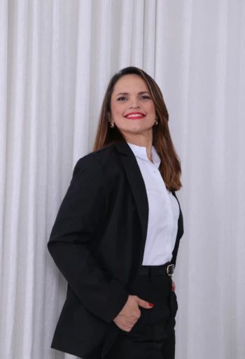 Boutique Dona Ana - Blazer Feminino Acinturado Preto em Alfaiataria – Elegância Clássica e Caimento Sofisticado