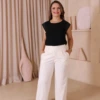 Boutique Dona Ana - Blusa Feminina Muscle Tee Preta em Viscolinho – Sofisticação Minimalista e Caimento Elegante