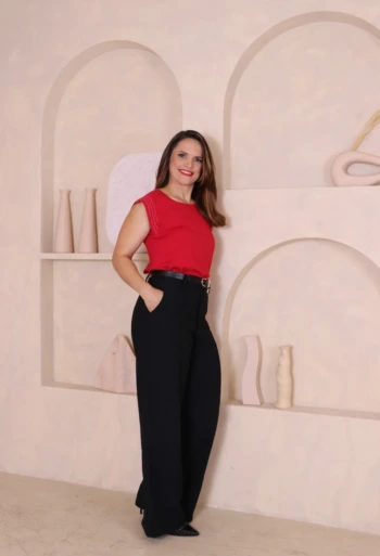 Boutique Dona Ana - Blusa Feminina Muscle Tee Vermelha em Viscolinho – Elegância Casual com Pesponto Sofisticado