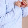 Boutique Dona Ana - Blusa Modal Alba Azul Bebê em Tricô com Trama Trançada – Delicada, Elegante e Atemporal
