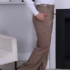 Boutique Dona Ana - Calça Pantalona Caqui de Alfaiataria com Cinto – Elegância Atemporal e Sofisticação Moderna