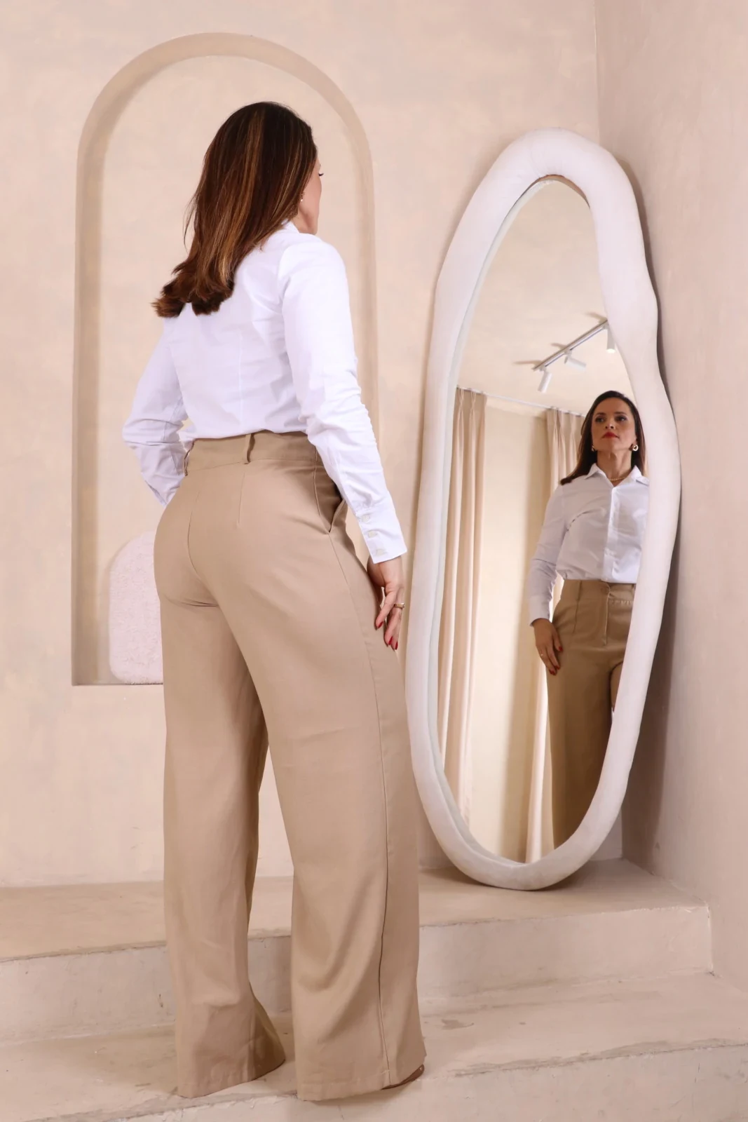 Boutique Dona Ana – Calça Social Alfaiataria Pantalona Bege em Tecido Marrant – Elegância Leve com Caimento Sofisticado Boutique Dona Ana - Calça Social Alfaiataria Pantalona Bege em Tecido Marrant – Elegância Leve com Caimento Sofisticado
