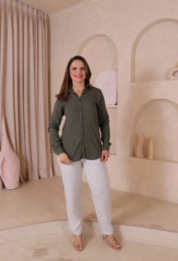 Boutique Dona Ana - Camisa Social Feminina Verde Militar em Alfaiataria – Elegante, Moderna e Sofisticada