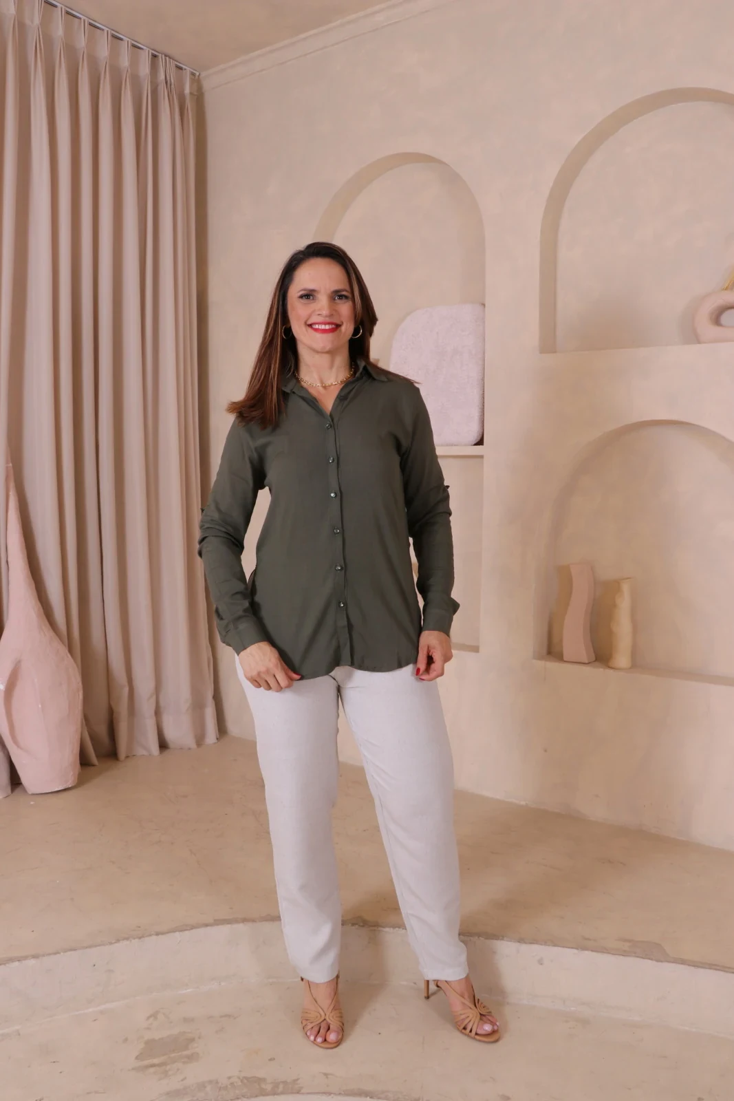 Boutique Dona Ana - Camisa Social Feminina Verde Militar em Alfaiataria – Elegante, Moderna e Sofisticada