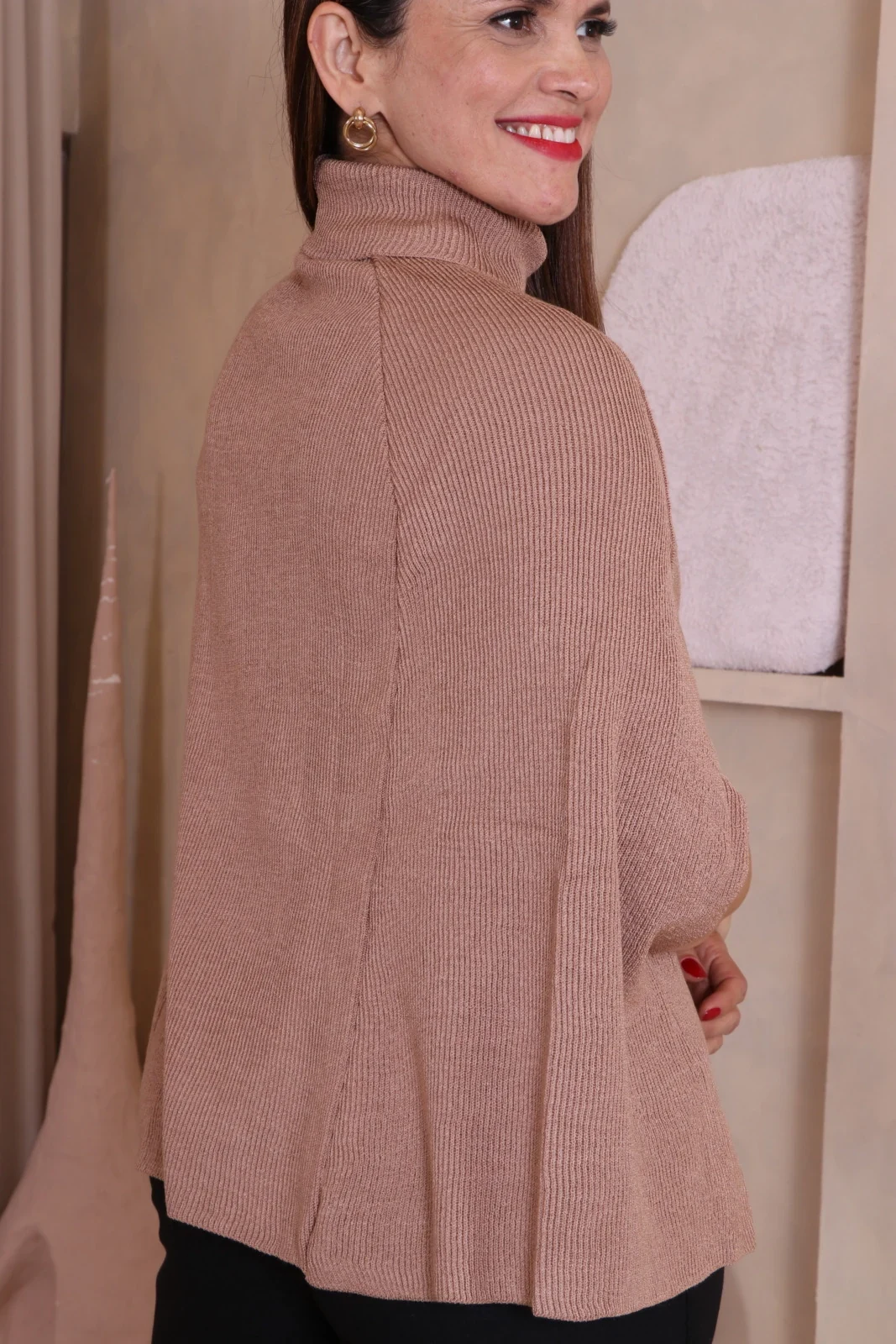 Boutique Dona Ana – Capa Lucerna Feminina em Modal Bege – Sofisticada, Leve e Atemporal Boutique Dona Ana - Capa Lucerna Feminina em Modal Bege – Sofisticada, Leve e Atemporal