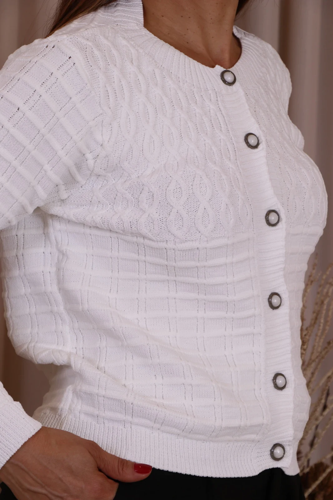 Boutique Dona Ana - Casaquinho de Tricô Madelaine Preto Feminino com Botões – Elegante, Clássico e Sofisticado - Off White