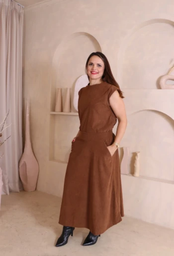 Boutique Dona Ana - CONJUNTO BLUSA E SAIA EM VELUDO COTELÊ MARROM, SOFISTICAÇÃO E CONFORTO ELEGANTE