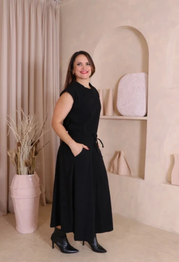 Boutique Dona Ana - CONJUNTO BLUSA E SAIA EM VELUDO COTELÊ – PRETO | ELEGÂNCIA E SOFISTICAÇÃO ATEMPORAL