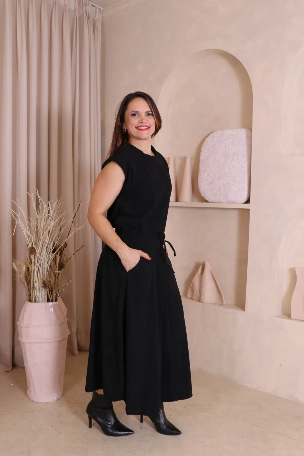 Boutique Dona Ana – CONJUNTO BLUSA E SAIA EM VELUDO COTELÊ – PRETO | ELEGÂNCIA E SOFISTICAÇÃO ATEMPORAL Boutique Dona Ana - CONJUNTO BLUSA E SAIA EM VELUDO COTELÊ – PRETO | ELEGÂNCIA E SOFISTICAÇÃO ATEMPORAL