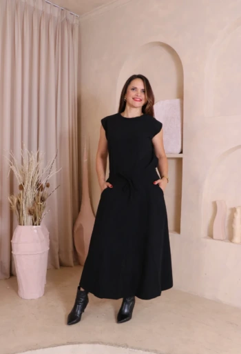 Boutique Dona Ana - CONJUNTO BLUSA E SAIA EM VELUDO COTELÊ – PRETO | ELEGÂNCIA E SOFISTICAÇÃO ATEMPORAL