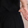Boutique Dona Ana - CONJUNTO BLUSA E SAIA EM VELUDO COTELÊ – PRETO | ELEGÂNCIA E SOFISTICAÇÃO ATEMPORAL