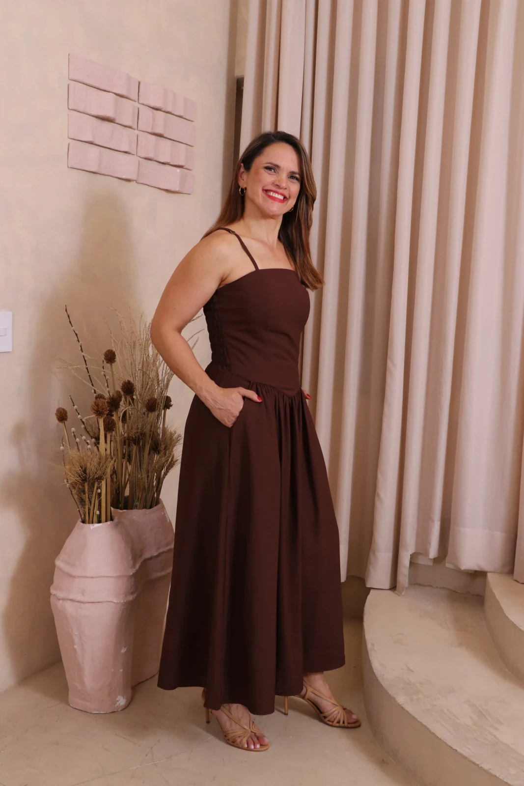 Boutique Dona Ana – Vestido Midi Íris Marrom com Bojo e Lastex – Sofisticado, Moderno e Atemporal Boutique Dona Ana - Vestido Midi Íris Marrom com Bojo e Lastex – Sofisticado, Moderno e Atemporal