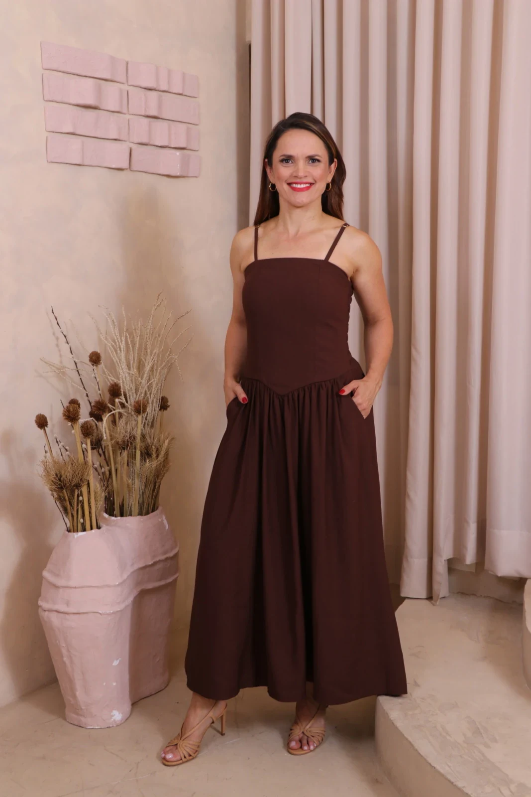 Boutique Dona Ana – Vestido Midi Íris Marrom com Bojo e Lastex – Sofisticado, Moderno e Atemporal Boutique Dona Ana - Vestido Midi Íris Marrom com Bojo e Lastex – Sofisticado, Moderno e Atemporal