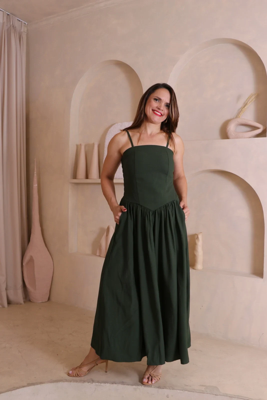 Boutique Dona Ana – Vestido Midi Íris Verde Militar com Bojo e Lastex – Moderno, Elegante e Versátil Boutique Dona Ana - Vestido Midi Íris Verde Militar com Bojo e Lastex – Moderno, Elegante e Versátil