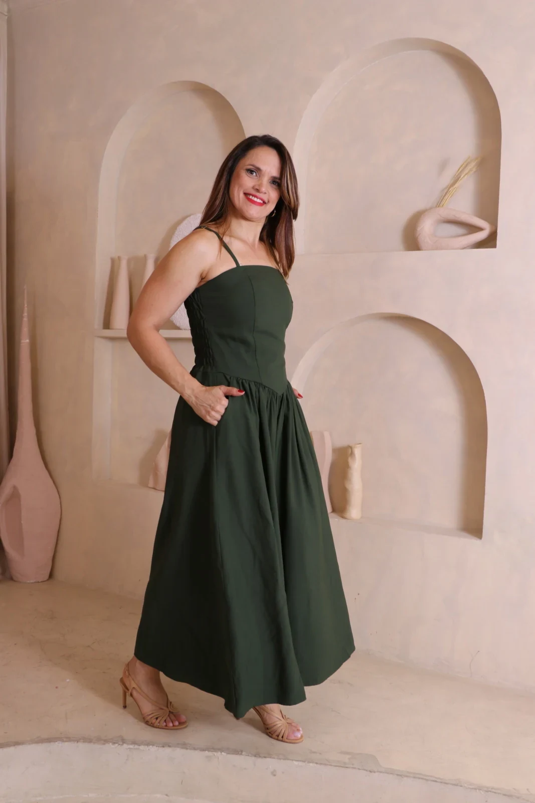 Boutique Dona Ana – Vestido Midi Íris Verde Militar com Bojo e Lastex – Moderno, Elegante e Versátil Boutique Dona Ana - Vestido Midi Íris Verde Militar com Bojo e Lastex – Moderno, Elegante e Versátil