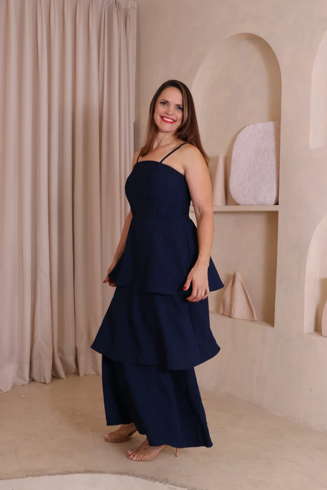 Boutique Dona Ana – Vestido Midi Lírio Azul Petróleo em Camadas com Lastex – Elegante, Fluido e Sofisticado Boutique Dona Ana - Vestido Midi Lírio Azul Petróleo em Camadas com Lastex – Elegante, Fluido e Sofisticado