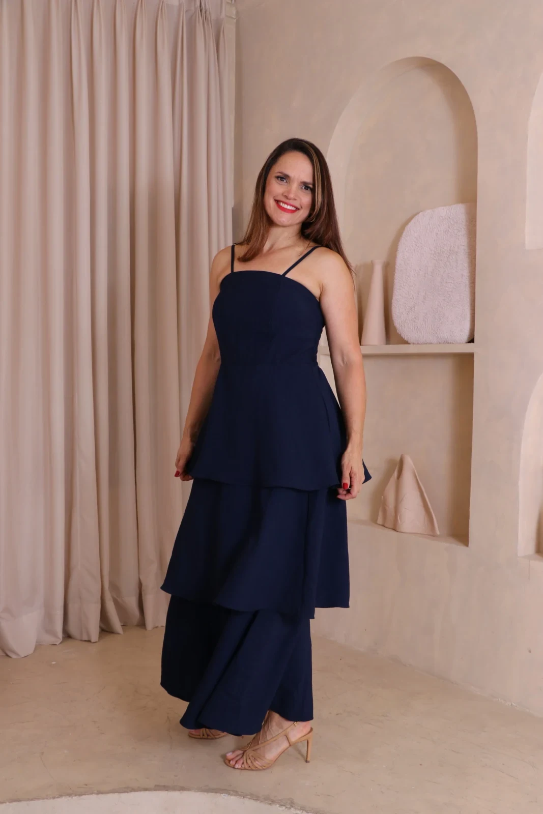 Boutique Dona Ana – Vestido Midi Lírio Azul Petróleo em Camadas com Lastex – Elegante, Fluido e Sofisticado Boutique Dona Ana - Vestido Midi Lírio Azul Petróleo em Camadas com Lastex – Elegante, Fluido e Sofisticado