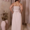 Boutique Dona Ana - Vestido Midi Lótus Bege Claro com Babado, Faixa Removível e Bolsos – Elegante, Atemporal e Feminino