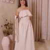 Boutique Dona Ana - Vestido Midi Lótus Bege Claro com Babado, Faixa Removível e Bolsos – Elegante, Atemporal e Feminino