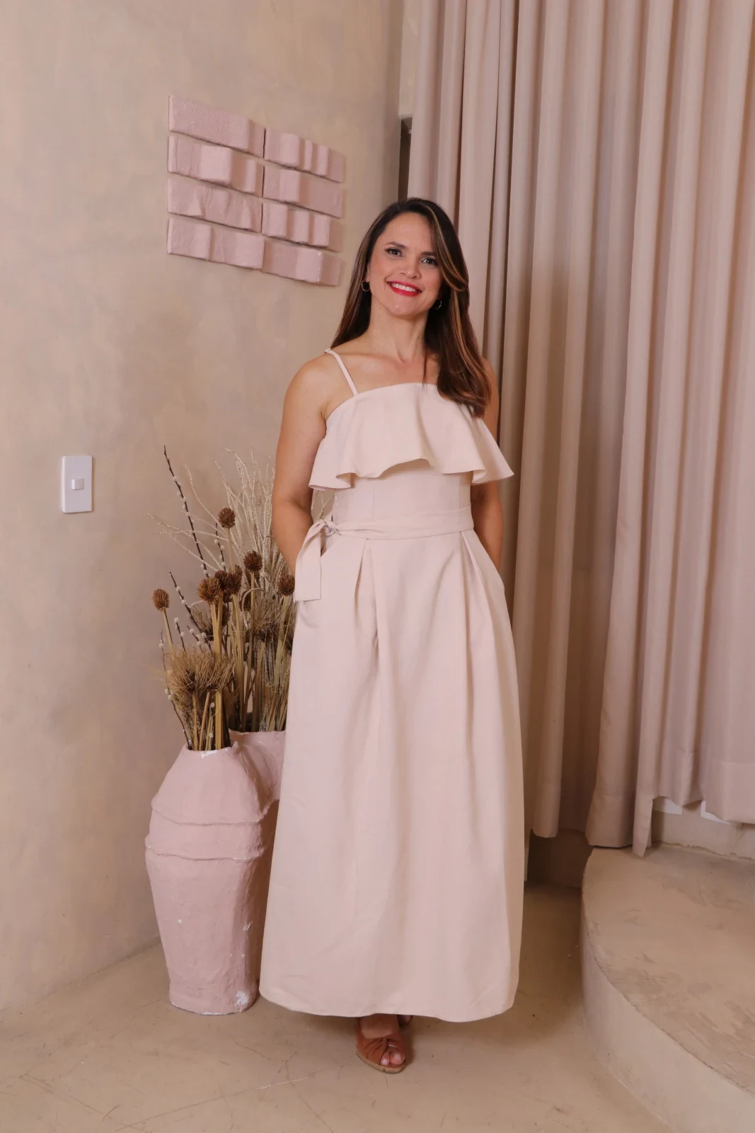 Boutique Dona Ana – Vestido Midi Lótus Bege Claro com Babado, Faixa Removível e Bolsos – Elegante, Atemporal e Feminino Boutique Dona Ana - Vestido Midi Lótus Bege Claro com Babado, Faixa Removível e Bolsos – Elegante, Atemporal e Feminino
