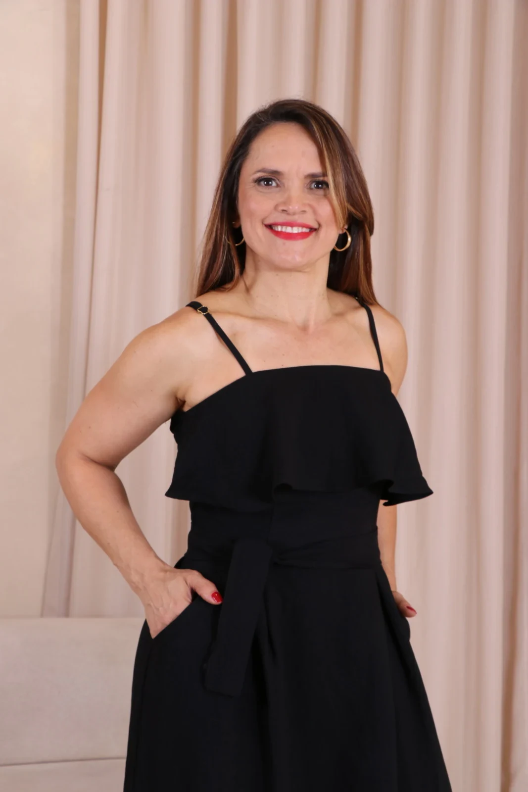 Boutique Dona Ana – Vestido Midi Lótus Preto com Babado, Faixa Removível e Bolsos – Clássico, Elegante e Sofisticado Boutique Dona Ana - Vestido Midi Lótus Preto com Babado, Faixa Removível e Bolsos – Clássico, Elegante e Sofisticado
