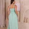 Boutique Dona Ana - Vestido Midi Lótus Verde Água com Babado, Faixa Removível e Bolsos – Delicado, Elegante e Sofisticado