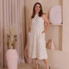 Boutique Dona Ana - Vestido Midi Poá Off White em Crepe de Malha com Bolsos – Delicadeza Elegante e Sofisticação Atemporal