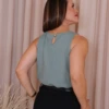 Boutique Dona Ana - Regata Social Feminina Verde Menta com Pregas no Decote – Leve, Elegante e Sofisticada